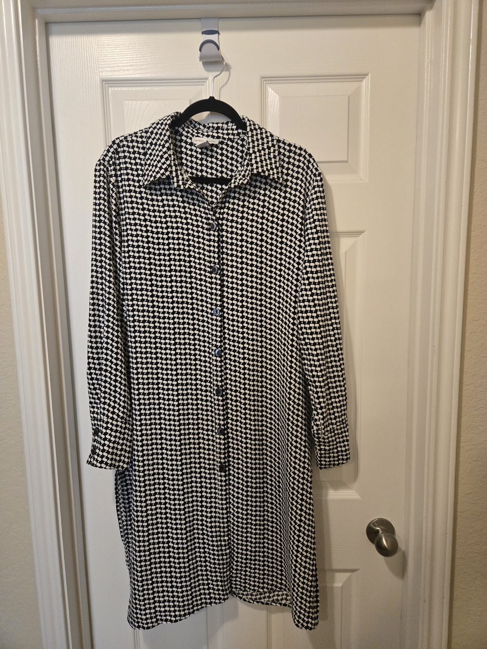 cupcakes & cashmere Black and White Houndstooth Midi Shirt Dress